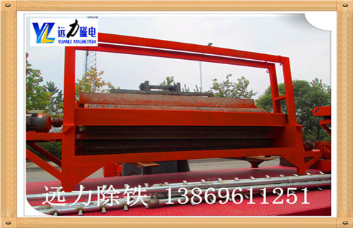 1.1.锰矿湿式磁选机圆筒转速：  　　转速的转速,这样的设计直接决定了矿物颗粒所受到的离心力的大小.旋转速度增加,通过磁场吸引力,即使其中的小块矿物颗粒被甩入尾矿,精品矿物的品位也得到提升,但对铁回收有一些不是特别全面的影响.应该特别注意浓缩物的质量和处理量,所以湿式磁选机的滚筒的转速应当适当地改变.  　　1.2.锰矿湿式磁选机磁偏角：  　　磁偏角的大小,决定了分选区域的大小.矿物物料随着磁偏角的增大,分选面积变小,分选时间缩短,浓缩品级别提高,对其它方面的影响相对较小,可以获得满意的结果.公司的湿式湿式磁选机磁性系统非常完善,磁路合理,磁偏角可根据不同矿石特性要求,可在5°-25°范围内调整.  　　1.3.锰矿湿式磁选机工作间隙：   工作间隙为气缸和罐体之间的扫掠区域底部,用于最小浆料通过截面.其尺寸决定了湿式磁选机的容量,间隙越大,体积越大,但尾渣损失越多;相反,加工量小,影响生产,根据不同情况,间隙一般为35-60mm.  　　1.4.锰矿湿式磁选机在间隙处：   在集中器处的间隙,根据生产能力确定.太小影响矿石的排放,而尾矿等级也增加,降低了加工能力;根据浓缩物的大小,间隙为15-25mm,一般取20mm.  　　锰矿湿式磁选机厂家提醒用户不仅要考虑质量,性能和价格因素,还要考虑厂家的售后服务,良好的售后服务为客户减少不必要的麻烦数量.潍坊c7网页版-c7(中国)始终坚持“客户至上”的态度,执行高标准,高品质的服务态度,定期对客户满意度进行调查,并严格监督售后服务的质量,以消除客户的顾虑,购买用户完全没有后顾之忧.