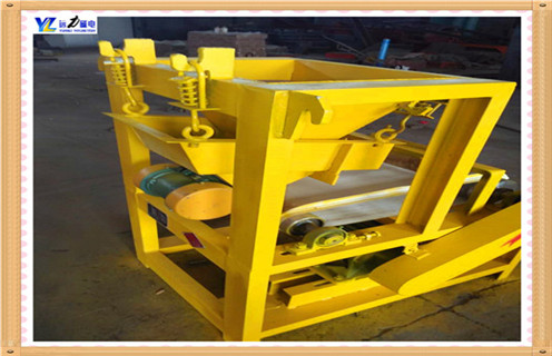 　寒冷冬季干式磁选机我们为什么要更注重保养,我们都知道,要想延长设备的使用期限就必须注重对设备的保养,那么在众行业中我们广泛使用的干式磁选机设备日常中应该怎样维护呢,尤其是到了寒冷的冬天,今天c7网页版-c7(中国)小编给大家讲解一下这一问题.  　　1.关于干式磁选机在冬季使用磨损最为快些,长期的使用悬挂式永磁干式磁选机设备可能会对干式磁选机造成磨损,造成磁力脱落下降,如有发现请及时的清理并且重新充磁及更换.电机带动的皮带是传动装置,如果皮带磨损严重会造成除铁效率低下,所以严重磨损的请更换新型干式磁选机.