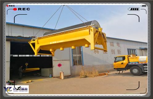 　　江西磁选机厂家，磁选机适用于粒度3mm以下的磁铁矿、磁黄铁矿、焙烧矿、钛铁矿等物料的湿式磁选，也用于煤、非金属矿、建材等物料的除铁作业。磁选机的磁系采用优质铁氧体材料或与稀土磁钢复合而成，筒表平均磁感应强度为100～600mT。根据用户需要，可提供顺流、半逆流、逆流型等多种不同表强的磁选。c7网页版-c7(中国)磁选设备具有结构简单、处理量大、操作方便、易于维护等优点。  　　一、江西磁选机厂家产品特点  　　1、贫铁矿经粗碎或中碎后的粗选，排除围岩等废石，提高品位，减轻下一道工序的负荷。  　　2、用于赤铁矿还原闭路焙烧作业中将未充分还原的生矿选别，返回再烧。  　　3、用于陶瓷行业中将瓷泥中混杂的铁除去，提高陶瓷产品的质量。  　　4、燃煤矿、铸造型砂、耐火材料以及其它行业需要用的除铁作业。  　　二、江西磁选机厂家产品详介  　　1、磁选机磁系磁场性能较高，磁感应强度高，磁场深度大，成品物料要高于同规格设备的20%，成为目前市场上是热门设备之一。  　　2、衬板磨损少，磁选机轴承具有过高承载能力，使磁选机在运转中无任何异常故障的出现，运转非常平稳可靠，有效提高磁选机的生产和处理能力。  　　3、应用范围广，磁选机槽体可分为顺流式、逆流式、半逆流式三种，用户可根据不同的需求进行选取，满足不同物料的应用。  　　4、品位高、负荷低，贫铁矿经粗碎或中碎后的粗选，排除围岩等废石，提高品位，减轻下一道工序的负荷。